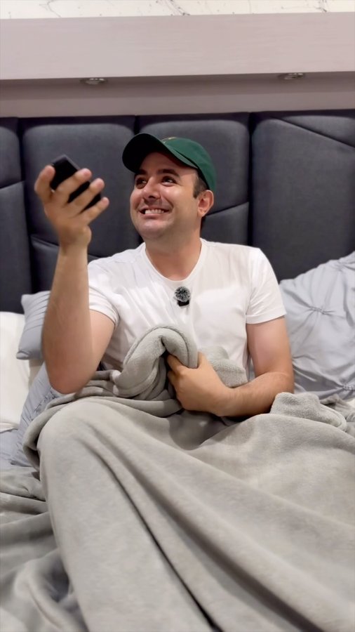 Instagram post by @julio.etcetera for Liverpool. Caption reads: Cual calor? @liverpool_mexico 
En Liverpool....