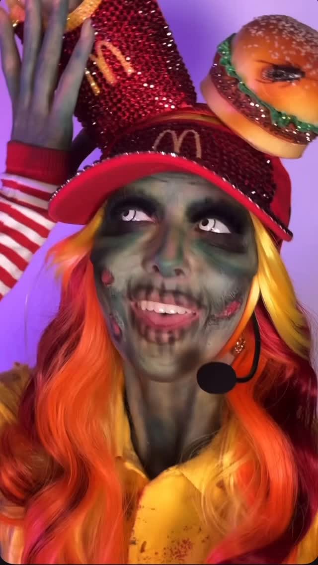 Instagram post by @makeupbyjessica_xo for Lilly Lashes. Caption reads: Mc HoHoHo - Stella speakinnn 📞🧟‍♀️🍔

This look....