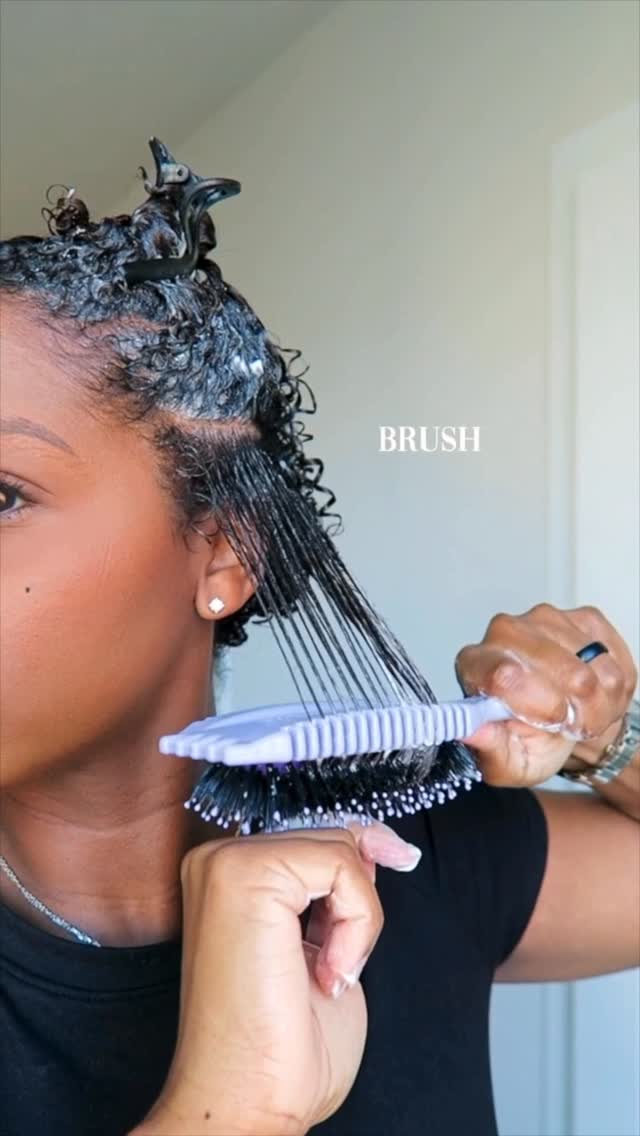 Instagram post by @mahoganycurls for BounceCurl. Caption reads: How I use the Bounce Curl EdgeLift brush on my....