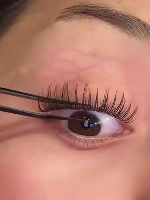 TikTok post by @melallyy for Kisslily. Caption reads: #kisslily #lashclusters #kisslilylashes [...].