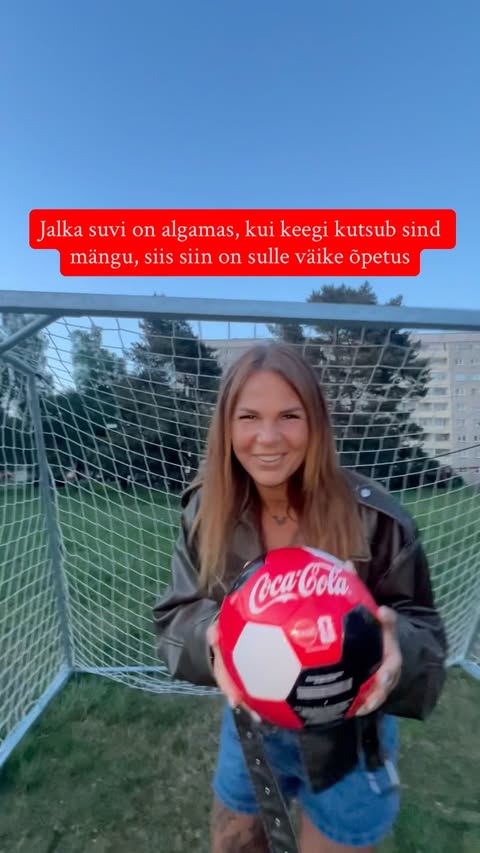 Instagram post by @liisvelsker for Coca-Cola. Caption reads: [...] võida mäng ja naudi külma Coca-Colat!....
