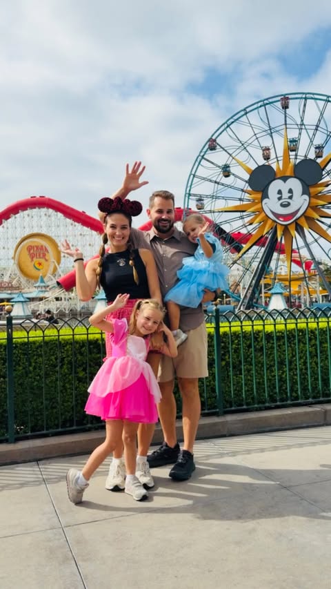 Instagram post by @kierstenbrooketravels for Disney Parks. Caption reads: [...] before returning for World of Color.....