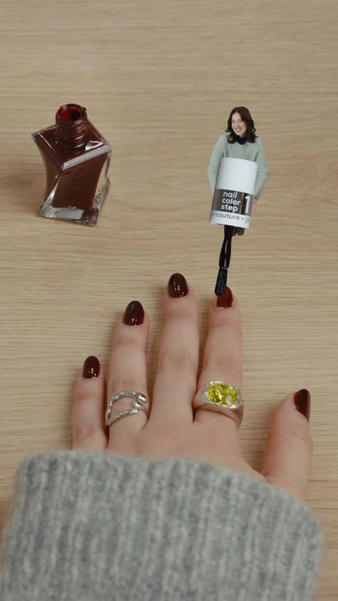 Instagram post by @gabyaleixandre for essie. Caption reads: [...] perfect shade “Model Clicks” from Gel by....