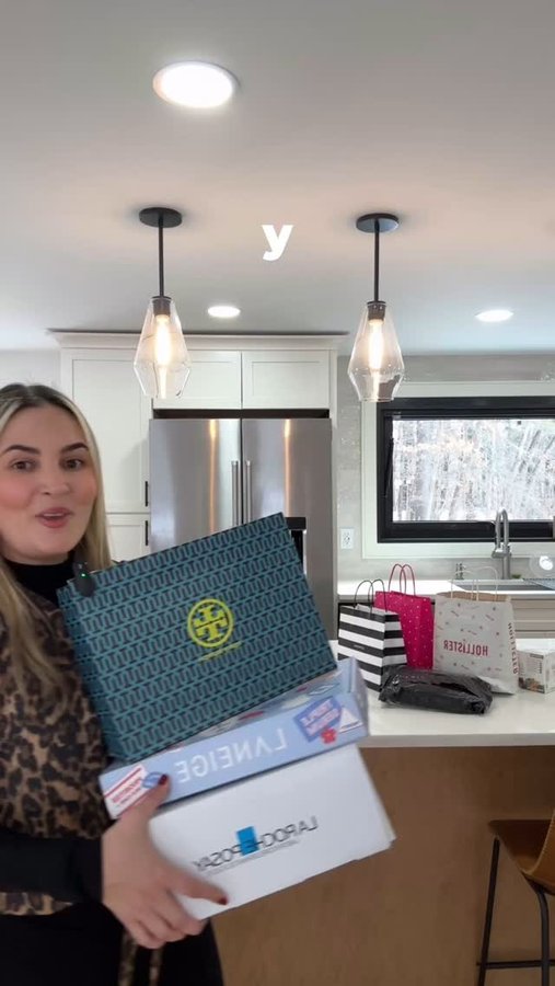 Instagram post by @ana.velez89 for Solawave. Caption reads: Cual fue tu unboxing favorito? 💥✨ THANK YOU....