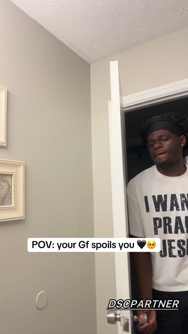 Instagram post by @shonrollingg for Dollar Shave Club. Caption reads: My girlfriend is always looking out 😂❤️....