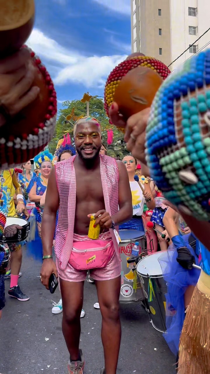Instagram post by @eugleidistone for Schweppes. Caption reads: todo mundo junto e misturado! essa é a essência do....