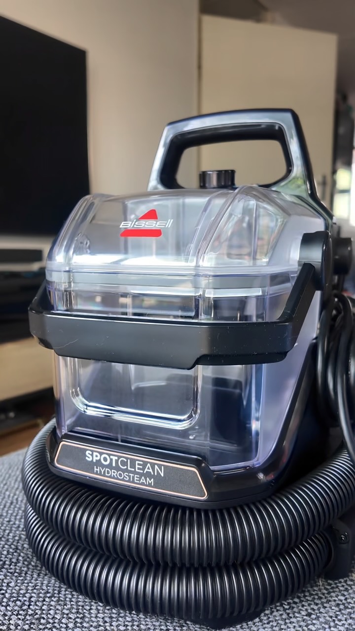 Instagram post by @emmaseuros for Bissell. Caption reads: #ad Hoe satisfying is dit!😍🧽
Vooral achteraf,....