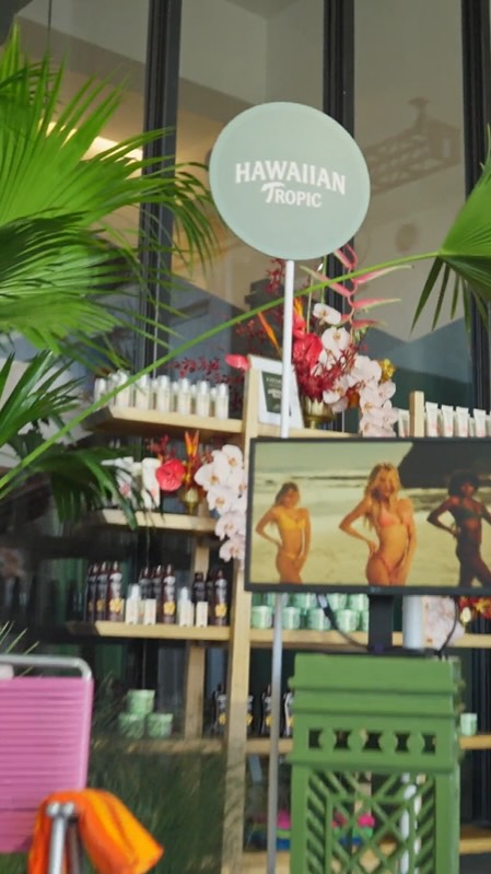 Instagram post by @si_swimsuit for Hawaiian Tropic. Caption reads: [...] to the social club, Hawaiian Tropic brought....