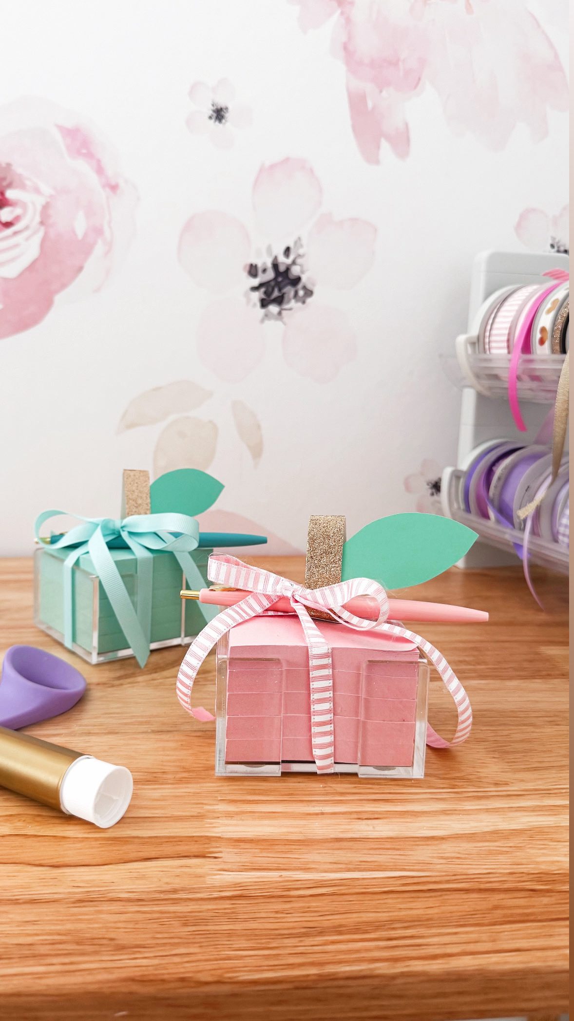 Instagram post by @mama.jots for Post-it. Caption reads: Busy moms, meet your 3‑minute teacher gift🍏+📝 A....