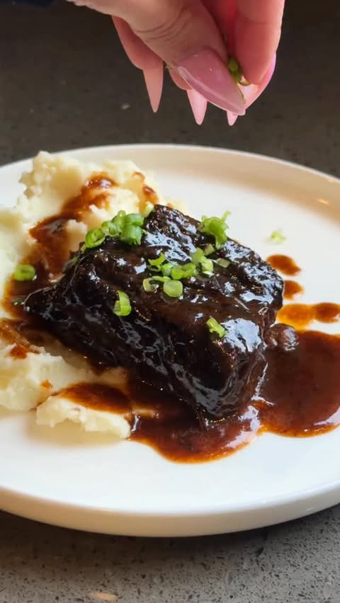 Instagram post by @hungryinwpg for Cascade. Caption reads: #CascadePartner This whole time I thought I [...].