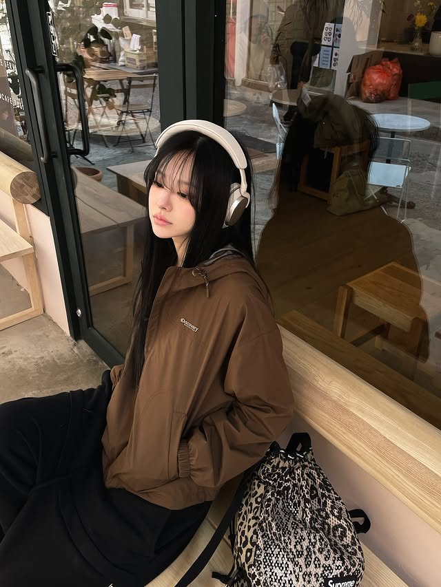 Instagram post by @gxlxae for Discovery Expedition KR. Caption reads: #광고 점점 풀리는 날씨에 밖으로 나가고 싶은....