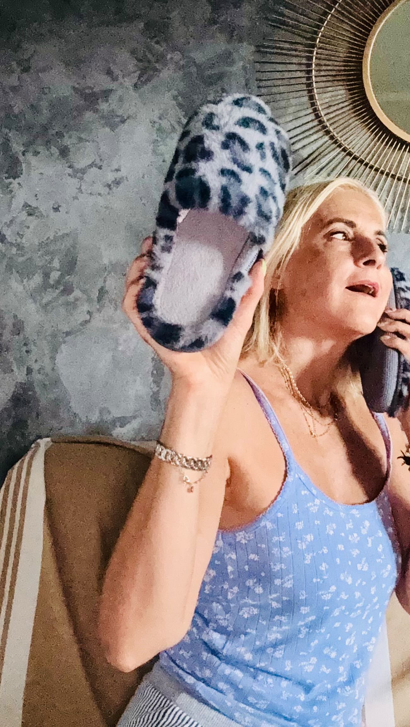 Instagram post by @khevi_na for Isotoner. Caption reads: @khevi_na passe un moment cocooning avec....