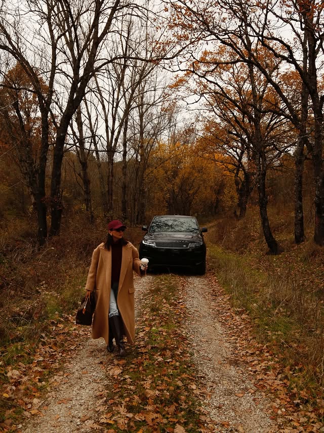 Instagram post by @alexandrapereira for Land Rover. Caption reads: Publicidad // Ad Dressed for the changing weather....