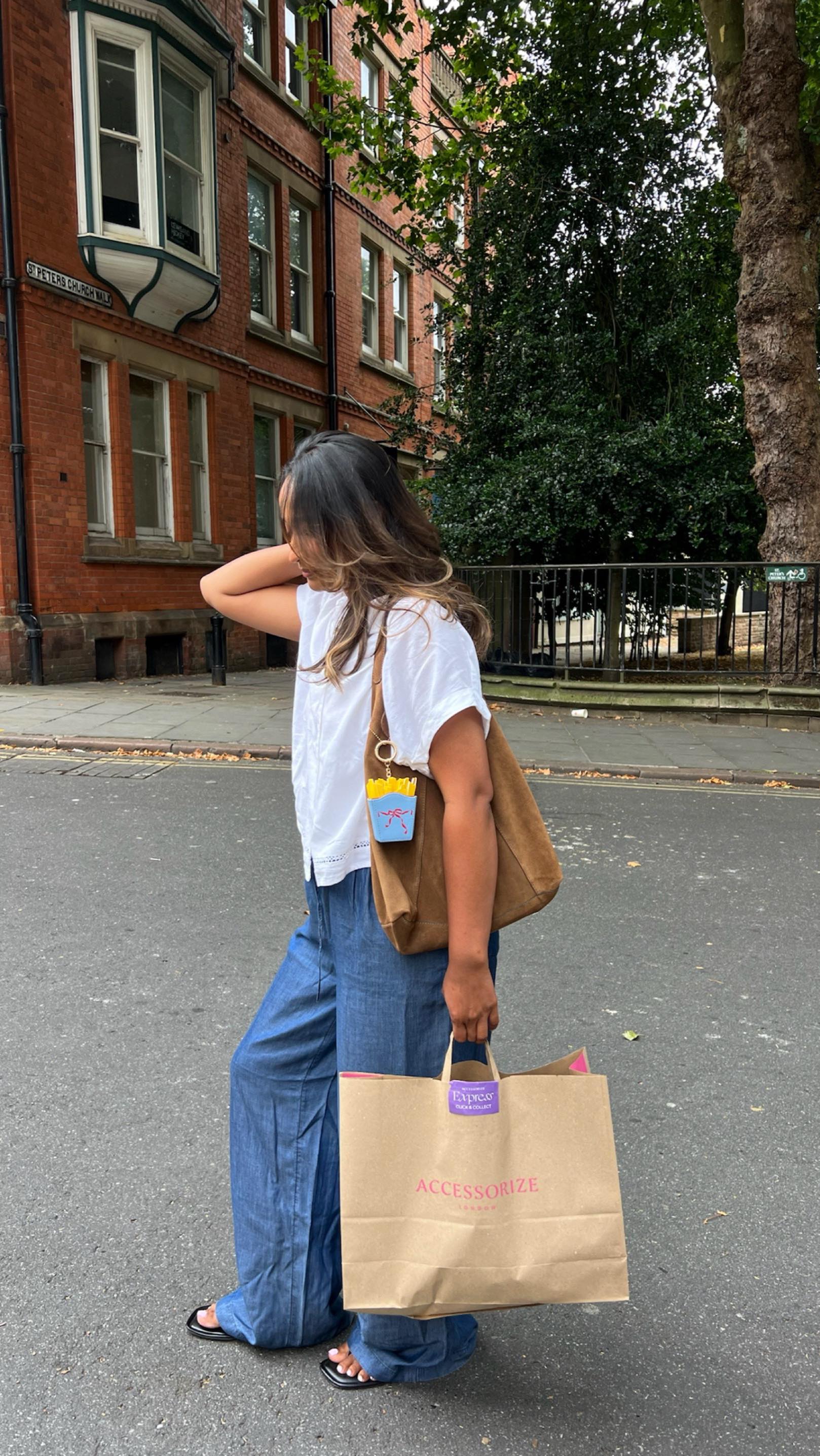 Instagram post by @junabanda_ for Accessorize. Caption reads: [...] and back at work with my new fave 👜....