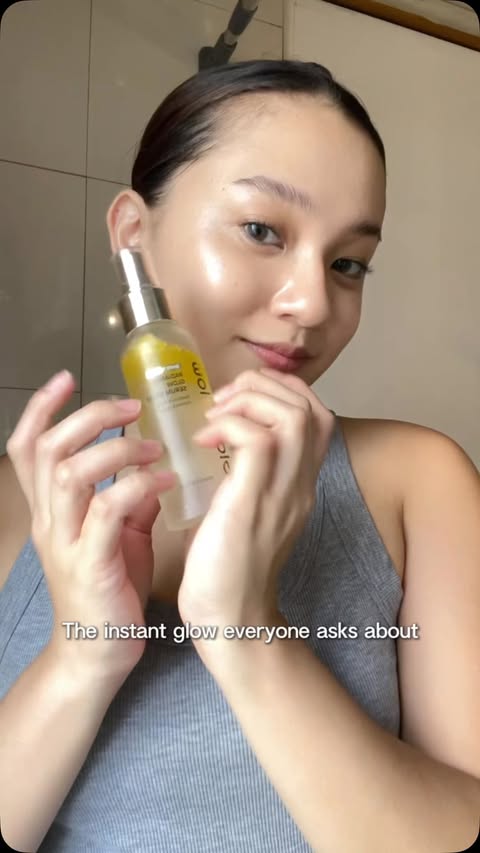 Instagram post by @dorothynanong for Glad2Glow Philippines. Caption reads: look at that glow!! G2G Serum Spray doing its....