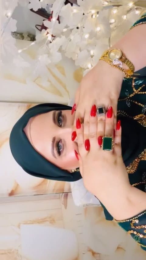 Instagram post by @modest_fashionista_uae for SHEIN. Caption reads: [...] transition using this gorgeous....