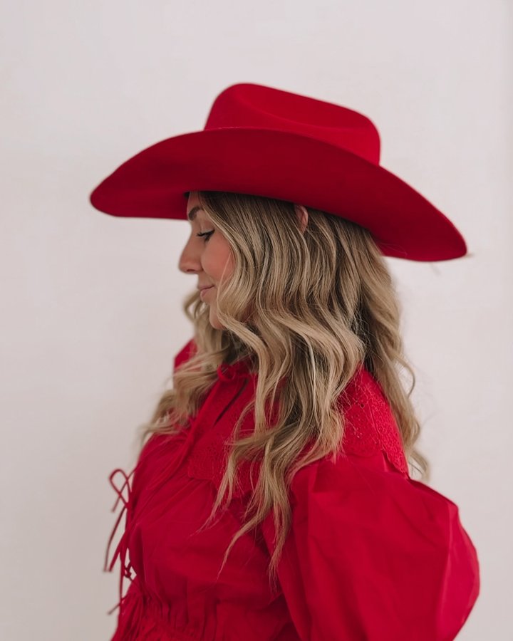 Instagram post by @jensynjeppsen for GIGI PIP. Caption reads: share the love club ❤️ 

this holiday I’m....