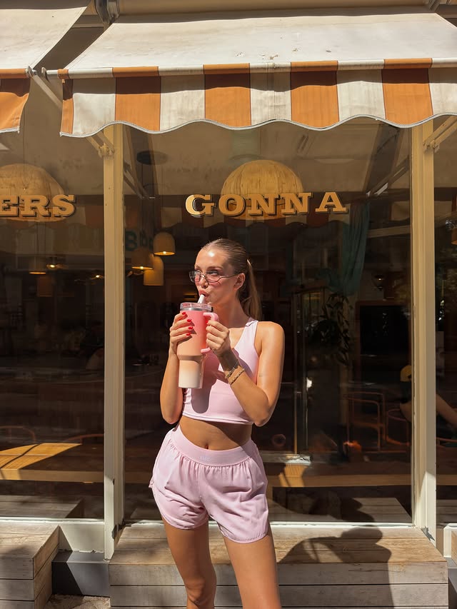 Instagram post by @elifbaldann for Alo Yoga. Caption reads: All the pink lover💖 @alo ile #işbirliği....