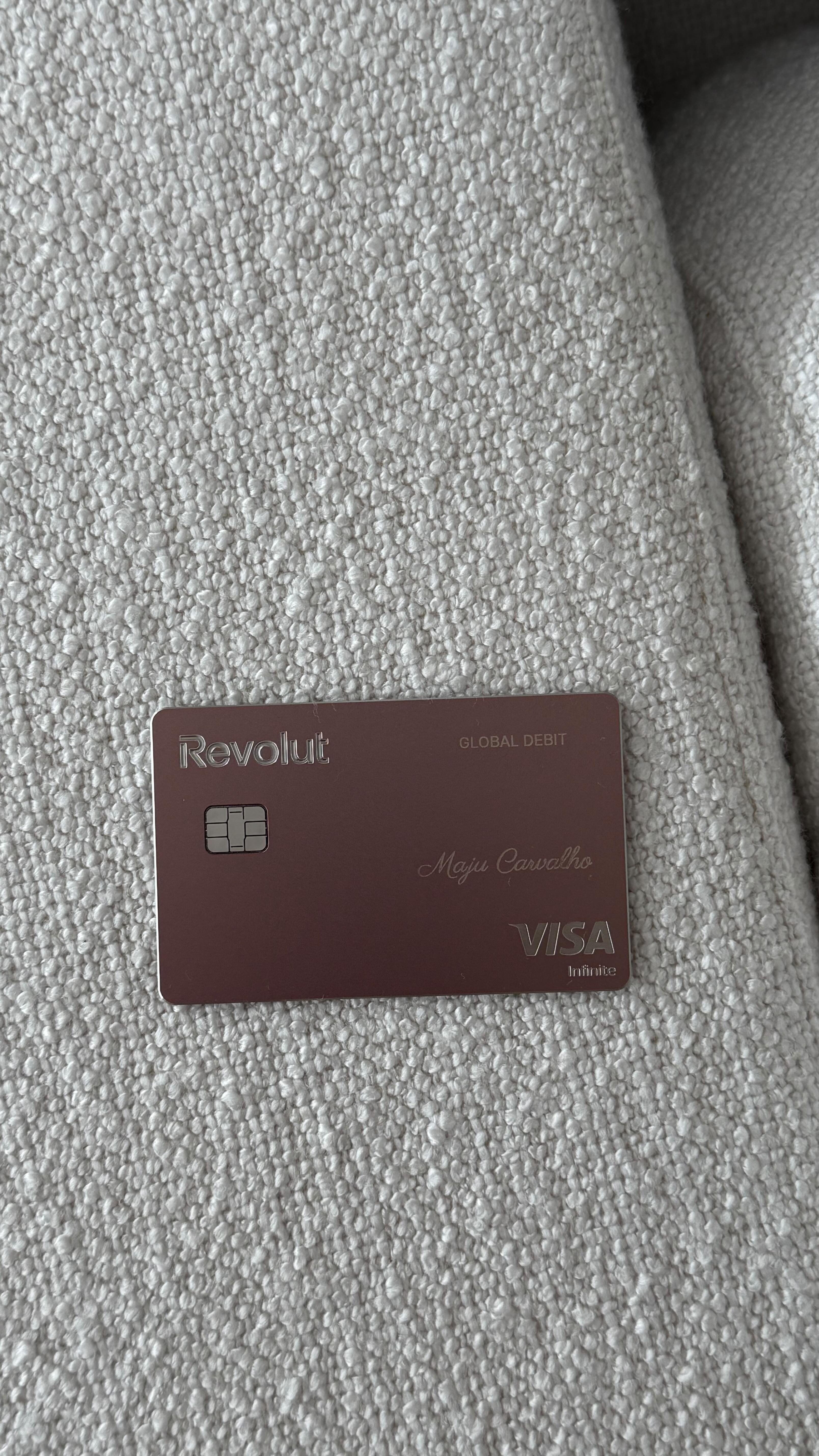 Instagram post by @majucarvalho for Revolut. Caption reads: @revolutapp_br 💖💖💖💖
*Publi.