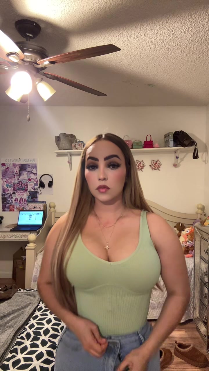 TikTok post by @brendamarentes4 for Lover-Beauty LLC. Caption reads: @FeelinGirl Collection me encantó 👌🏻 #feelingirl.