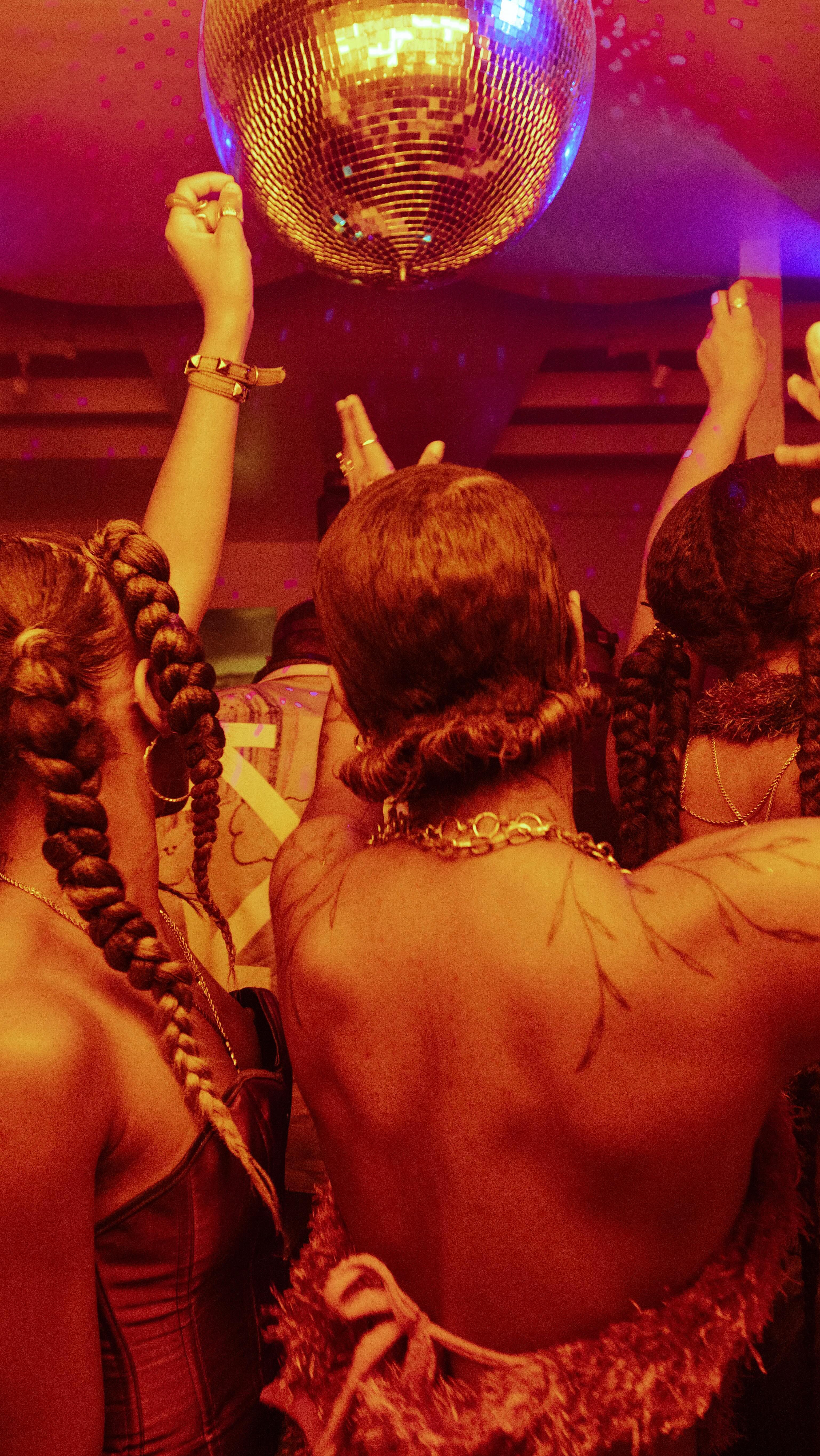 Instagram post by @tigrestudios for Estrella Damm. Caption reads: ❤️‍🔥 SONIDOS DE MIAMI 🌴
That’s a wrap 💫 

This....