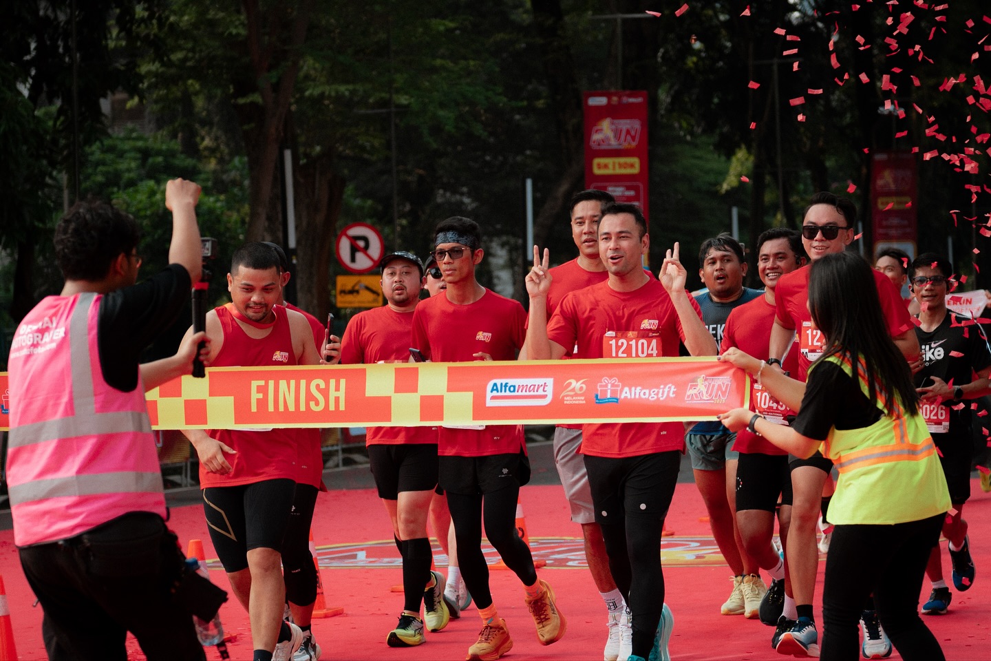 Instagram post by @raffinagita1717 for Alfamart. Caption reads: Abis Chicago Marathon langsung semangat lagi....