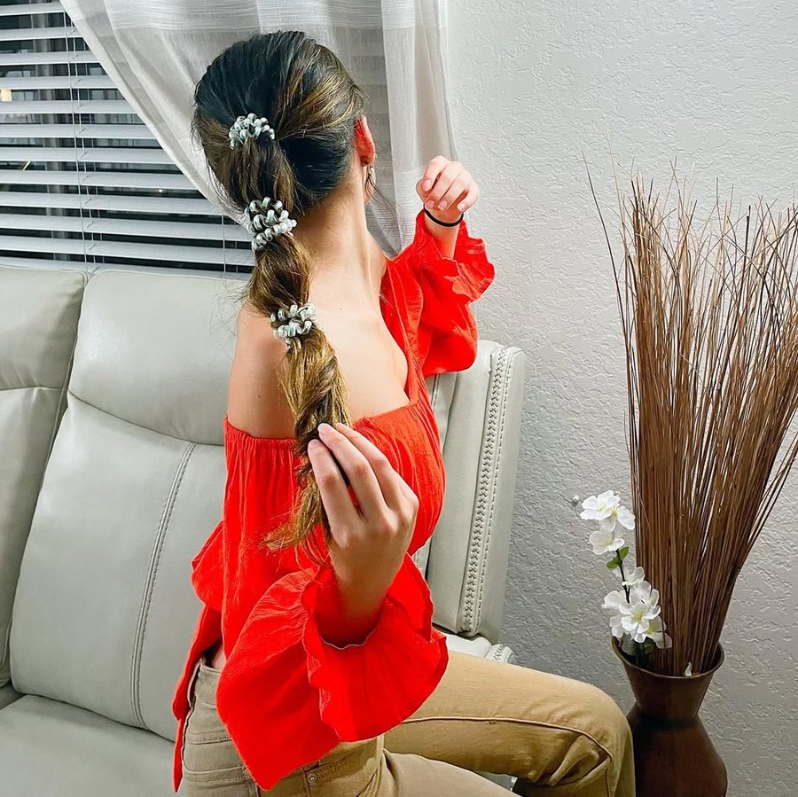 Instagram post by @ariana_model1 for TELETIES. Caption reads: [...] #hairtransformation #hairtutorial #teleties....