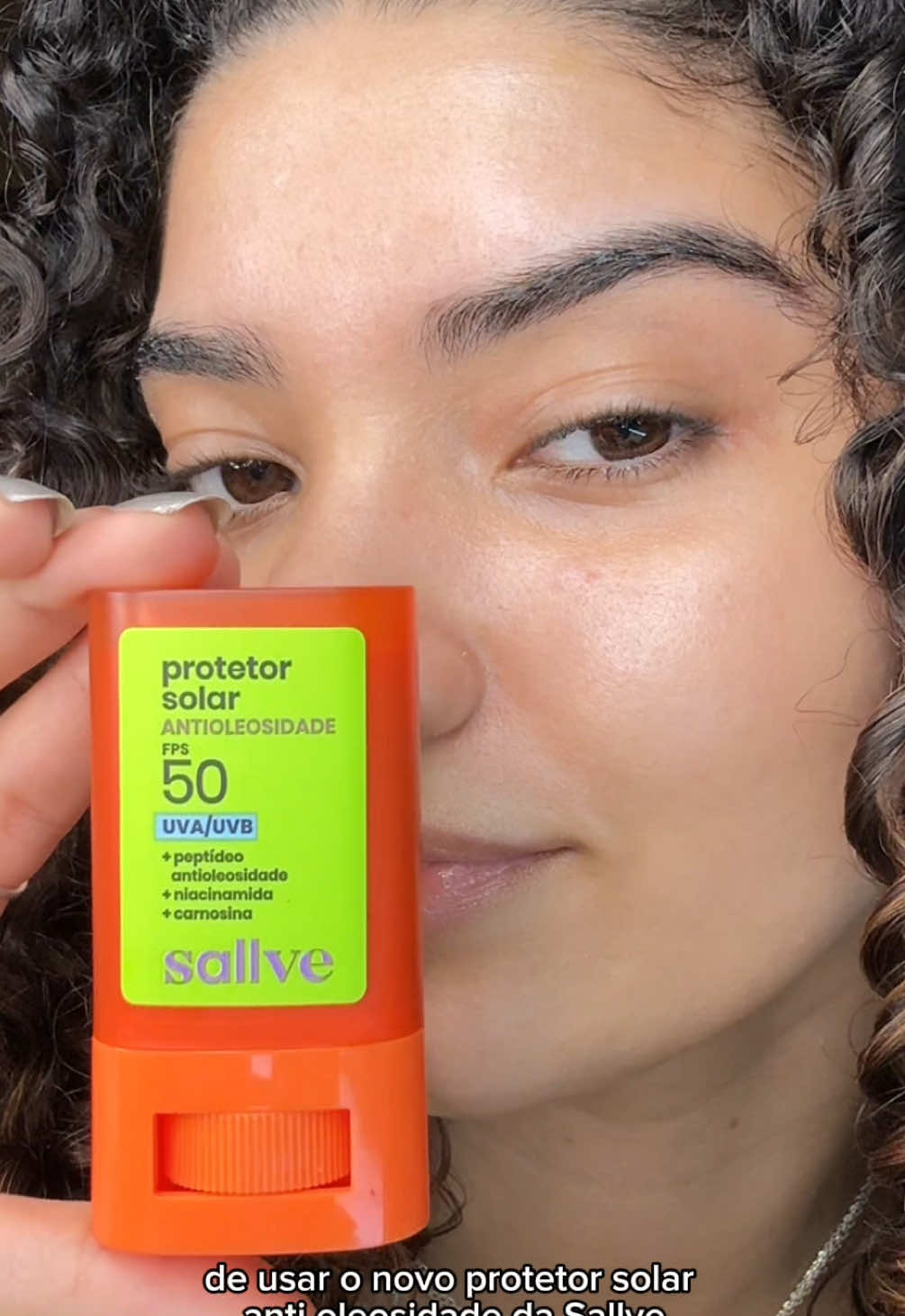TikTok post by @amandaapoxa for sallve. Caption reads: [...] Protetor Solar Antioleosidade FPS 50 da....