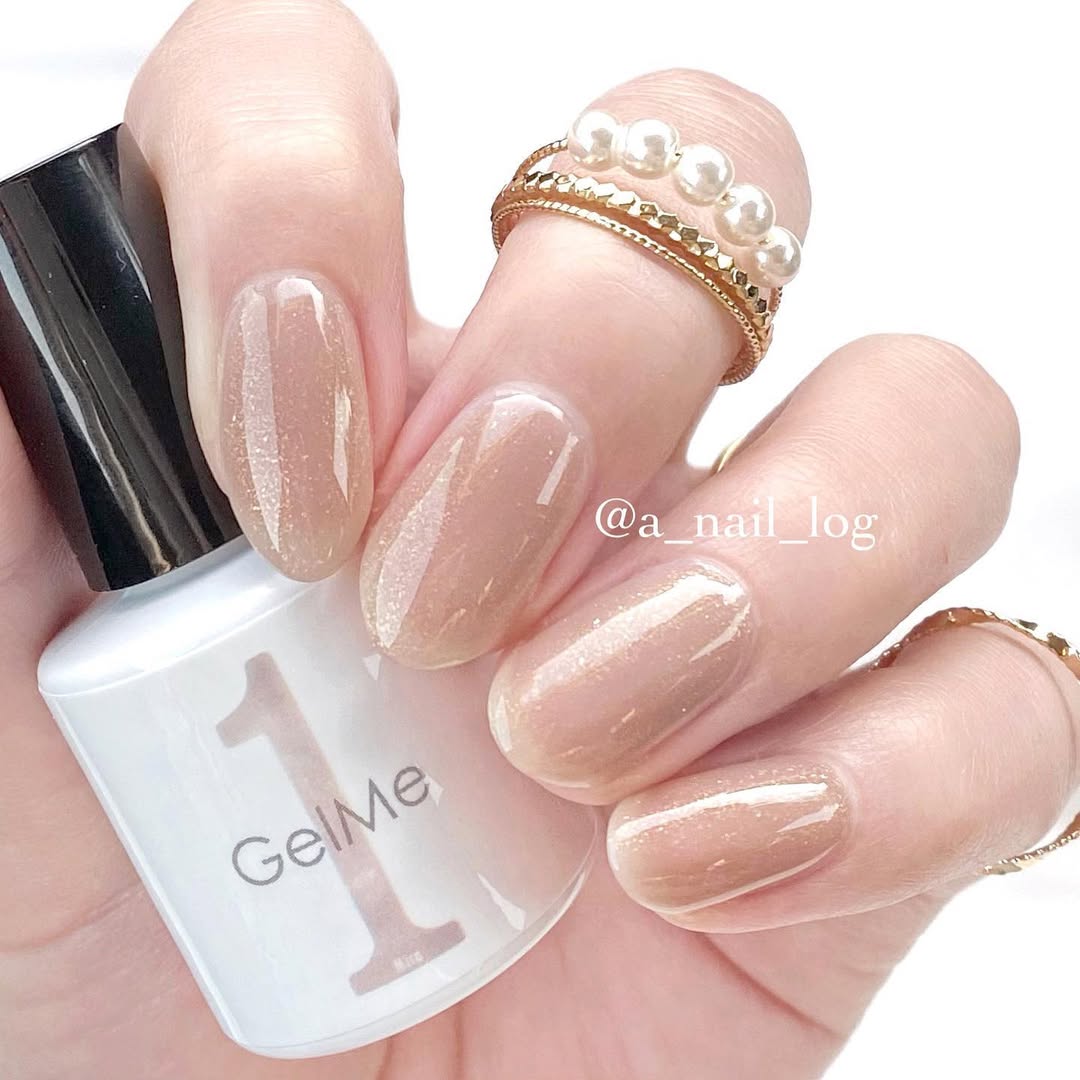 Instagram post by @a_nail_log for Gel Me1. Caption reads: [...] きらきらトープベージュで華やかな指先に✨ ㅤㅤㅤ 提供：@gelme1 ㅤㅤㅤ....
