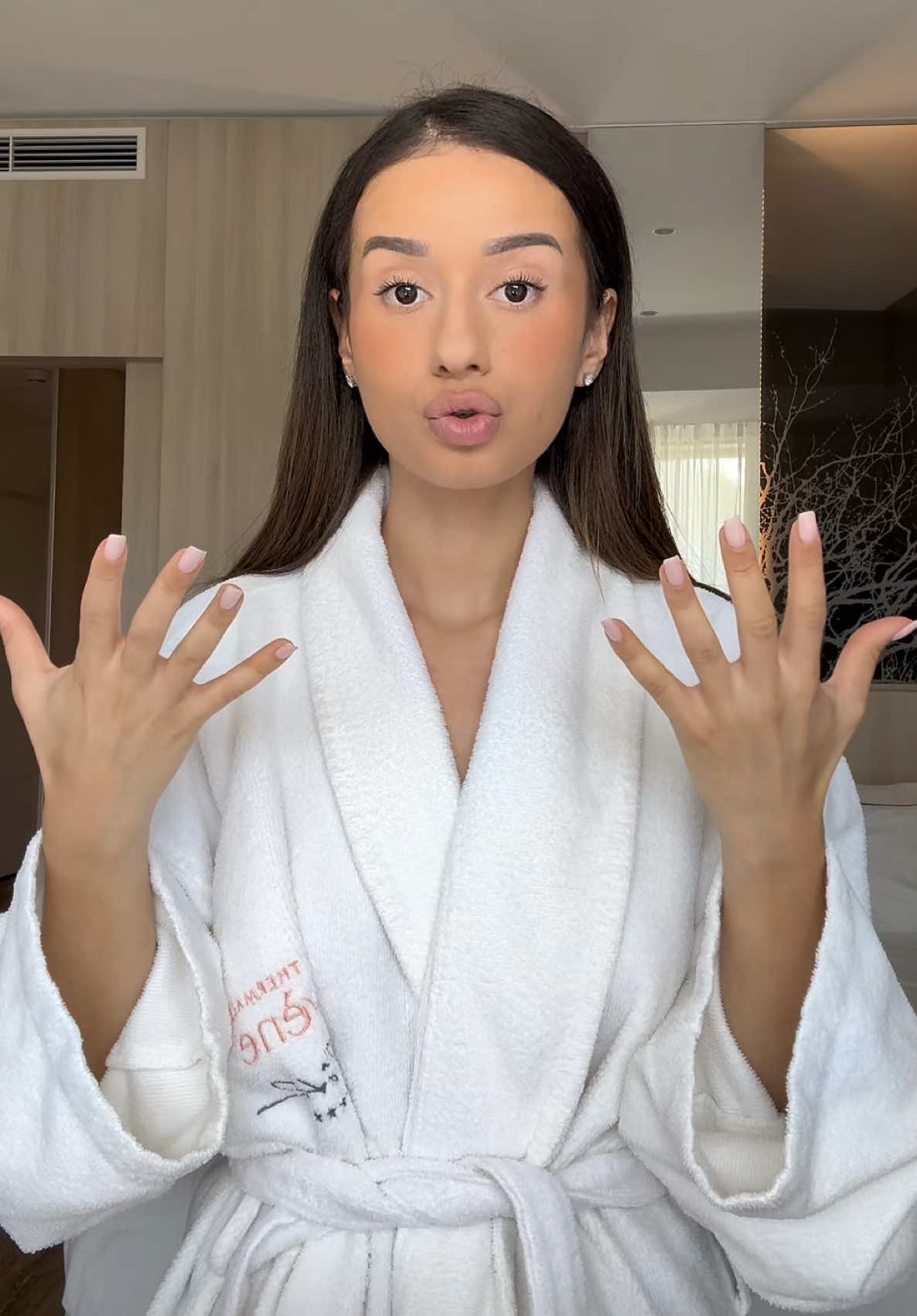 TikTok post by @lisapapzzz for Avène. Caption reads: curiste et protégée avec le Spray SPF50 ☀️🧡 @Eau....