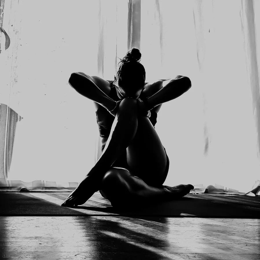 Instagram post by @chelsey.belsey for Alo Yoga. Caption reads: [...] @thyme4yoga 🛍️ Sponsors: @aloyoga @alomoves....