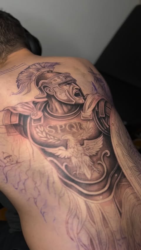 Instagram post by @beztattoo for EMALLA Official. Caption reads: Комментатор от БОГА 😂🙈 studio @mystory_wiesbaden....