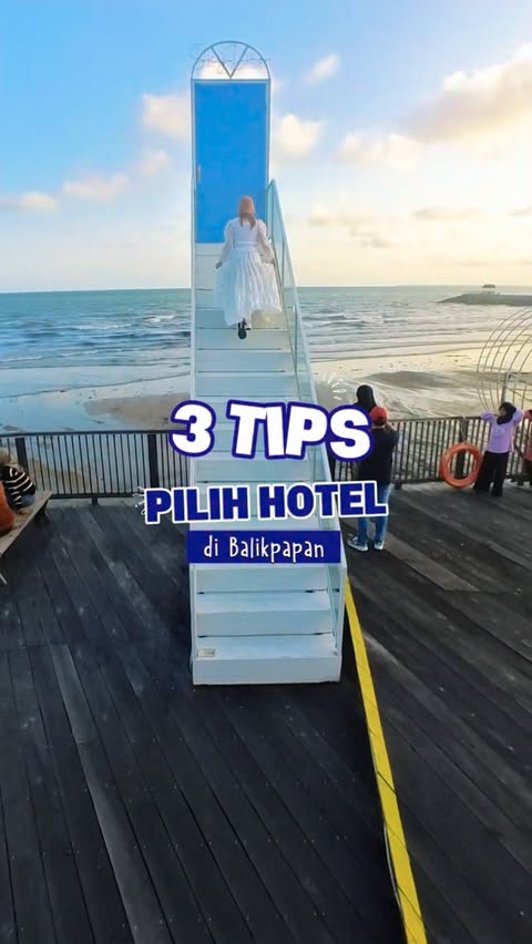 Instagram post by @karinarattulangi for agoda. Caption reads: [...] hemat, aku biasanya pesan hotel lewat Agoda.....