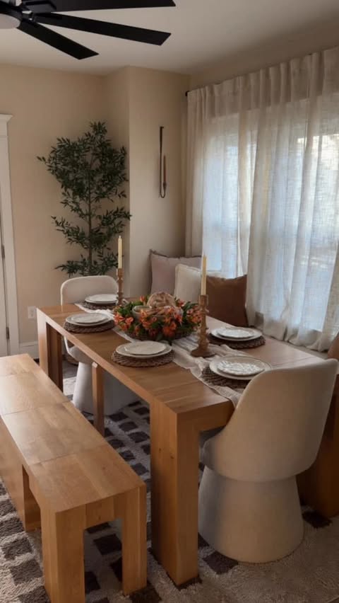 Instagram post by @giannabieros for Transformer Table. Caption reads: [...] since it expands to seat up to 12.....