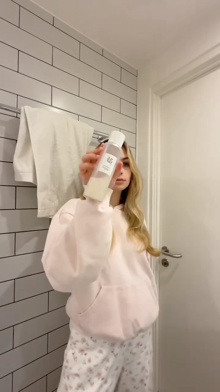 Instagram post by @annakatiieee for Ultra Violette. Caption reads: happy monday guys🤭💐🏹🎧🕯️

skincare:
glow....