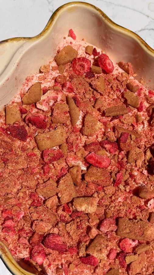 Instagram post by @caileeeeats for Breyers. Caption reads: strawberry crunch bars using @breyers CarbSmart....