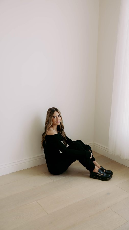 Instagram post by @hallesimons_ for Milani Cosmetics. Caption reads: #AD @milanicosmetics 2 staples in my makeup....