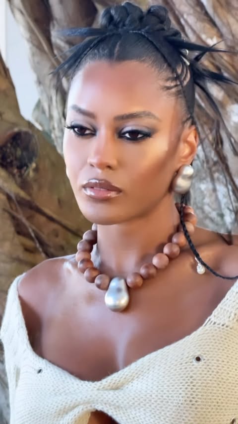 Instagram post by @thefacebykase for COVERGIRL. Caption reads: [...] and smoked out in black using @covergirl.....