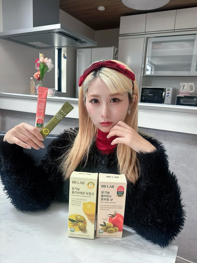 Instagram post by @misaki_aono for Nutrione. Caption reads: BBLABの 🍋オーガニック オリーブレモン デュアルショット 🍅オーガニック....