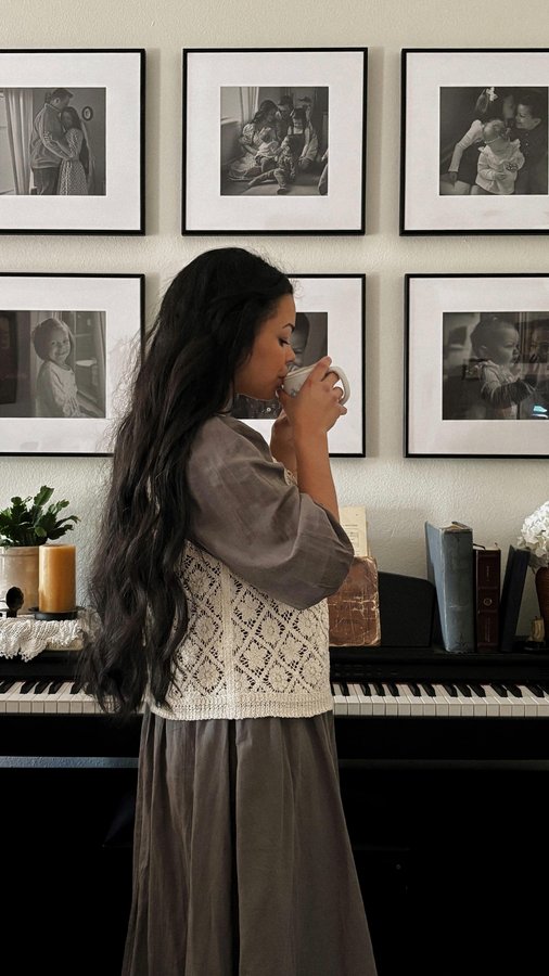 Instagram post by @michaela_lorren for Frame It Easy. Caption reads: [...] we updated our little gallery wall!....