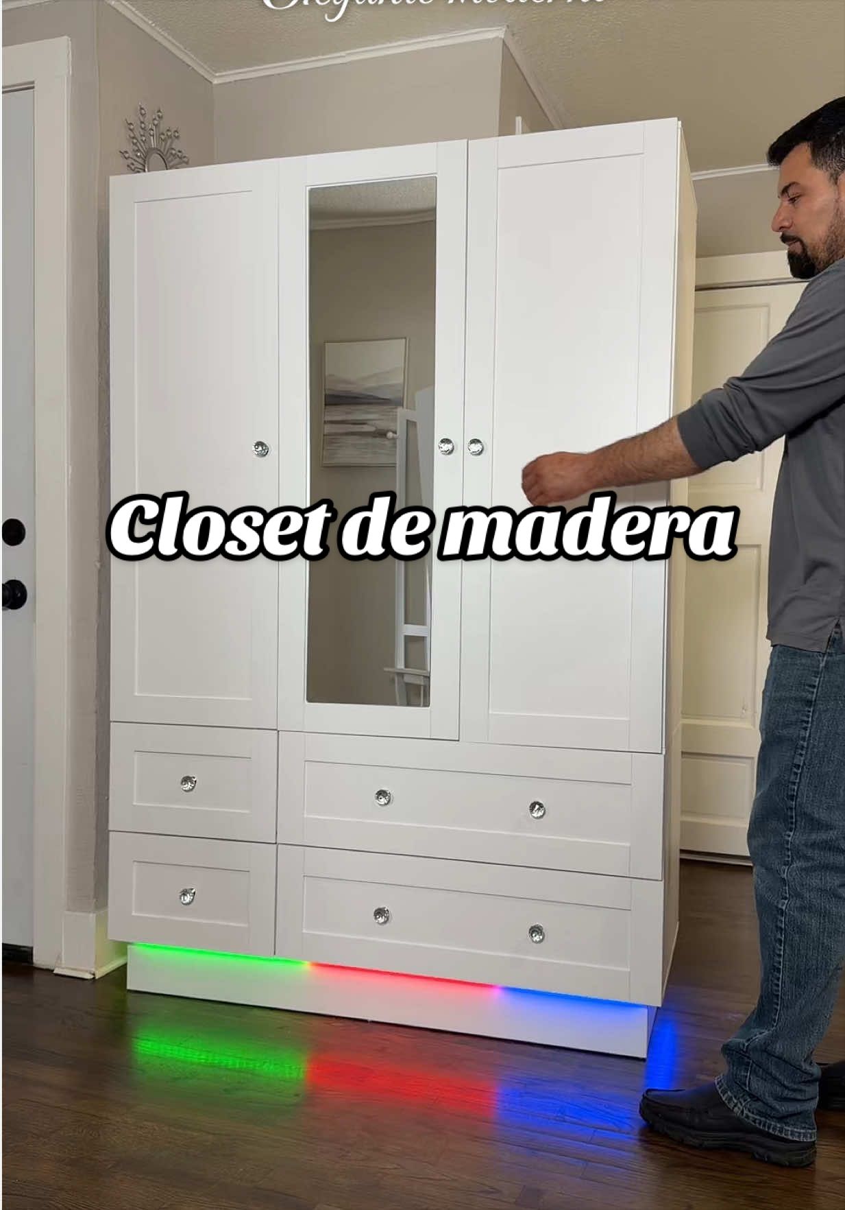 TikTok post by @keilynbustamante for VOWNER. Caption reads: Clóset grande de madera 🪵 @VOWNER #paratii....