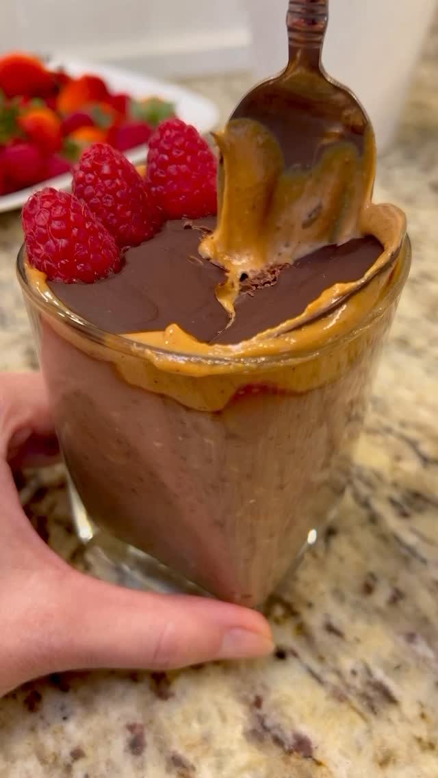 Instagram post by @brit_lumley for EarthChimp. Caption reads: Chocolate peanut butter overnight oats 🤎....