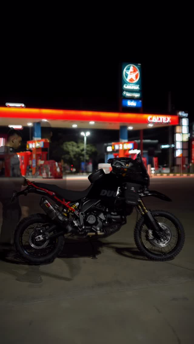 Instagram post by @tanjo_auttrakup for Peak Design. Caption reads: Easy Day 🖤 @peakdesignmoto 

#PeakDesign....