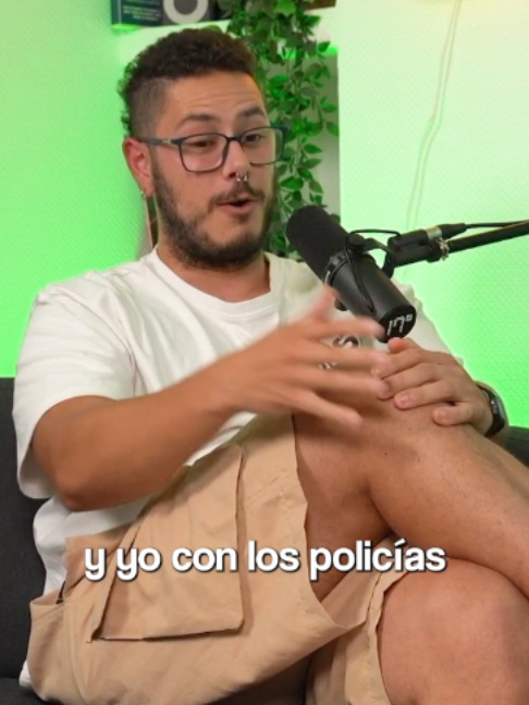 TikTok post by @17gradospodcast for Loop Earplugs. Caption reads: Compra @loopearplugs con un 20% de descuento [...].