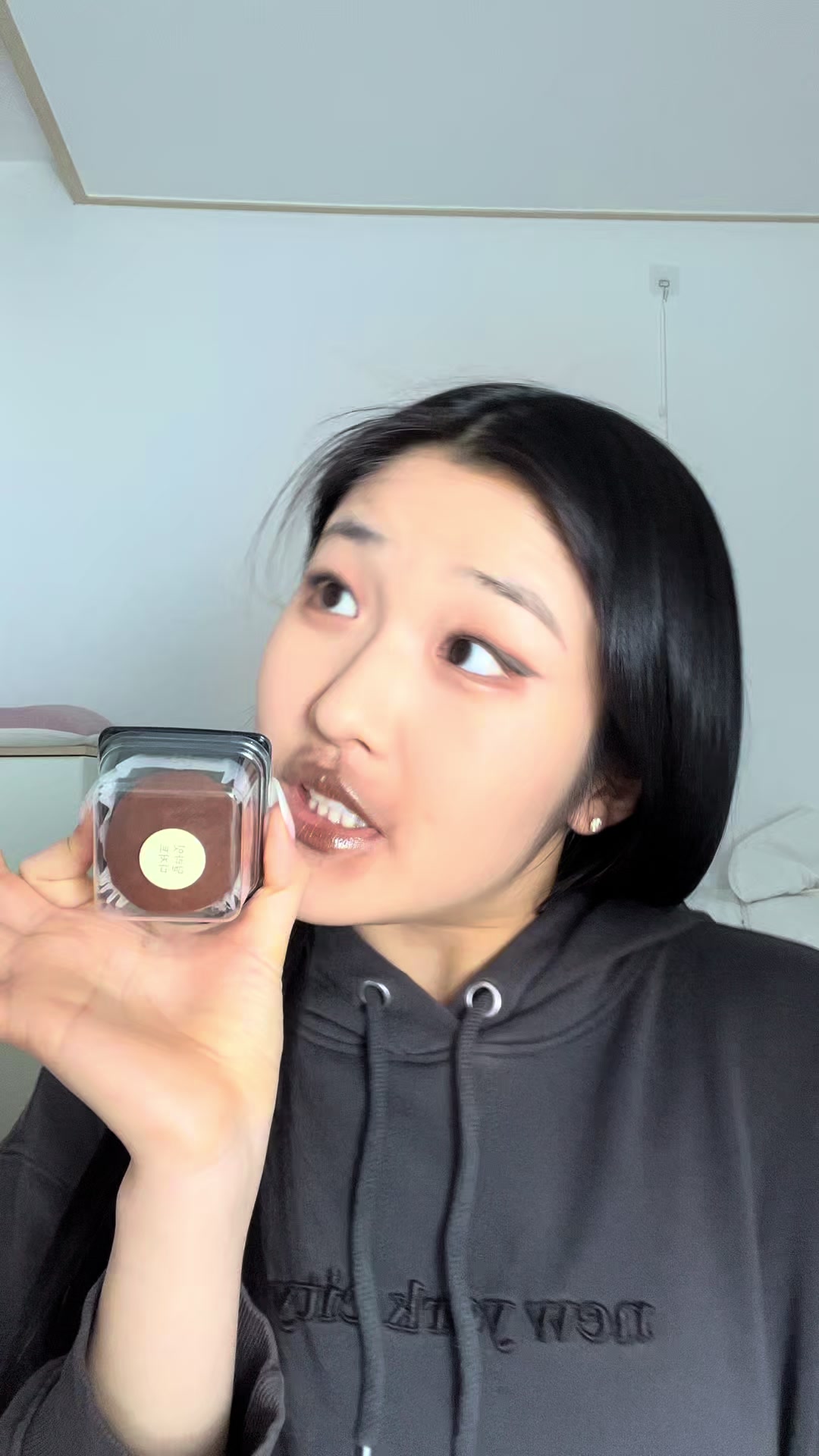 TikTok post by @3ong.ju for Flower Knows. Caption reads: [...] probar? #makeuplook #maquillaje #humor....