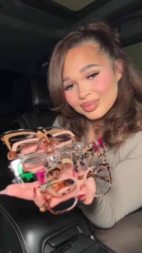 Instagram post by @monroelapaislie for Zeelool. Caption reads: Servin face and vision 😍

🕶️ in order: ⤵️
✨....