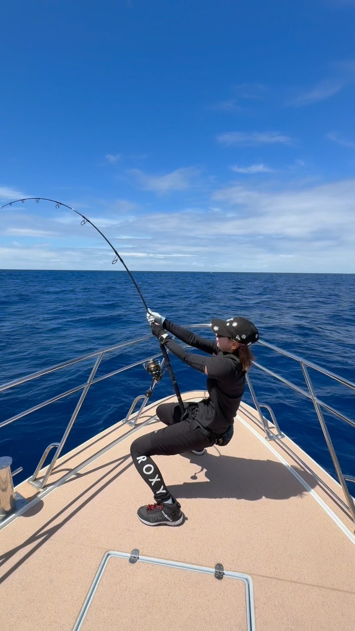 Instagram post by @azu_sakana_ for ROXY. Caption reads: 遂に！！！！
キャスティングでキハダが釣りたいと通い3年目にして
やっと！やっと釣る事ができました�....