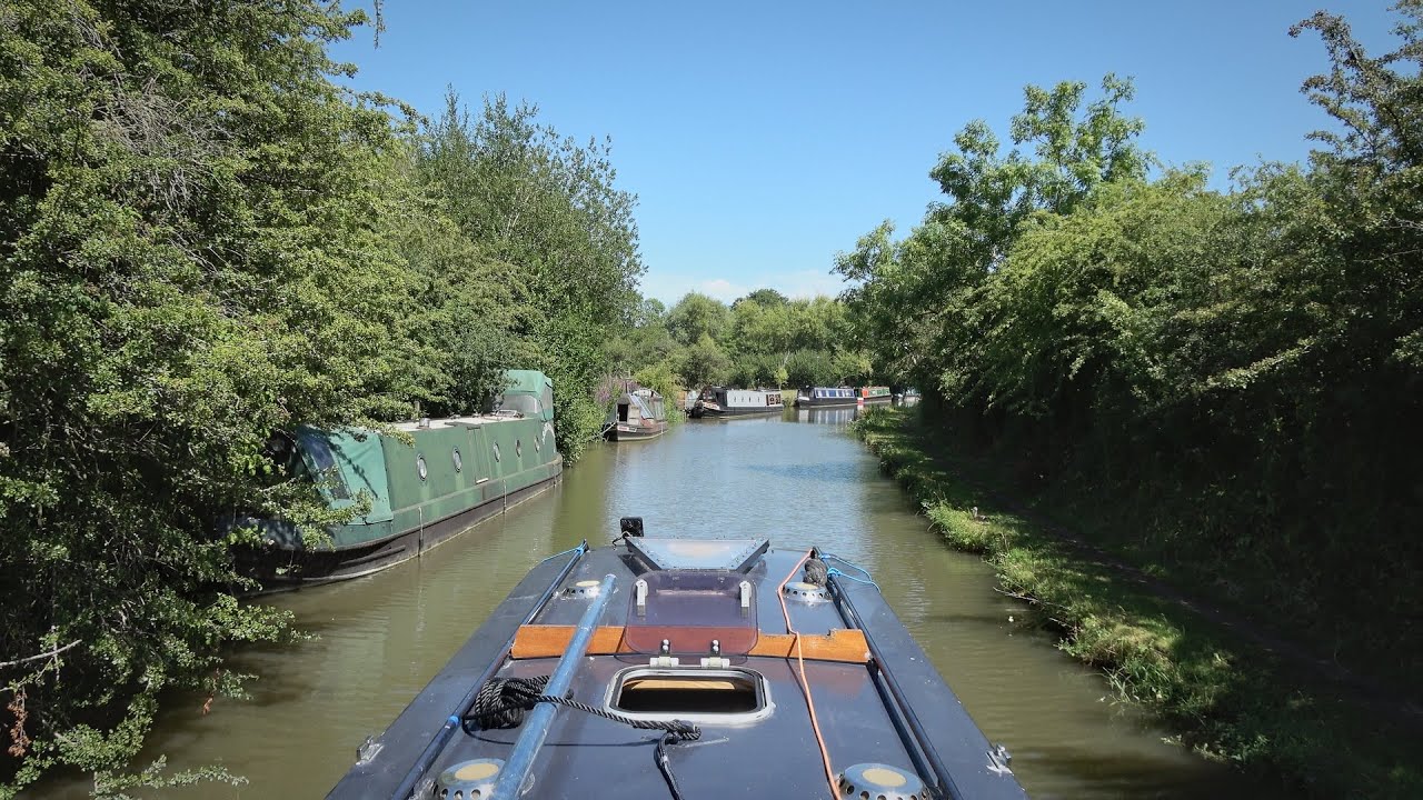 YouTube post by @CruisingTheCut for Holzkern. Caption reads: 384A. So much sun! Narrowboat trip from Brinklow....