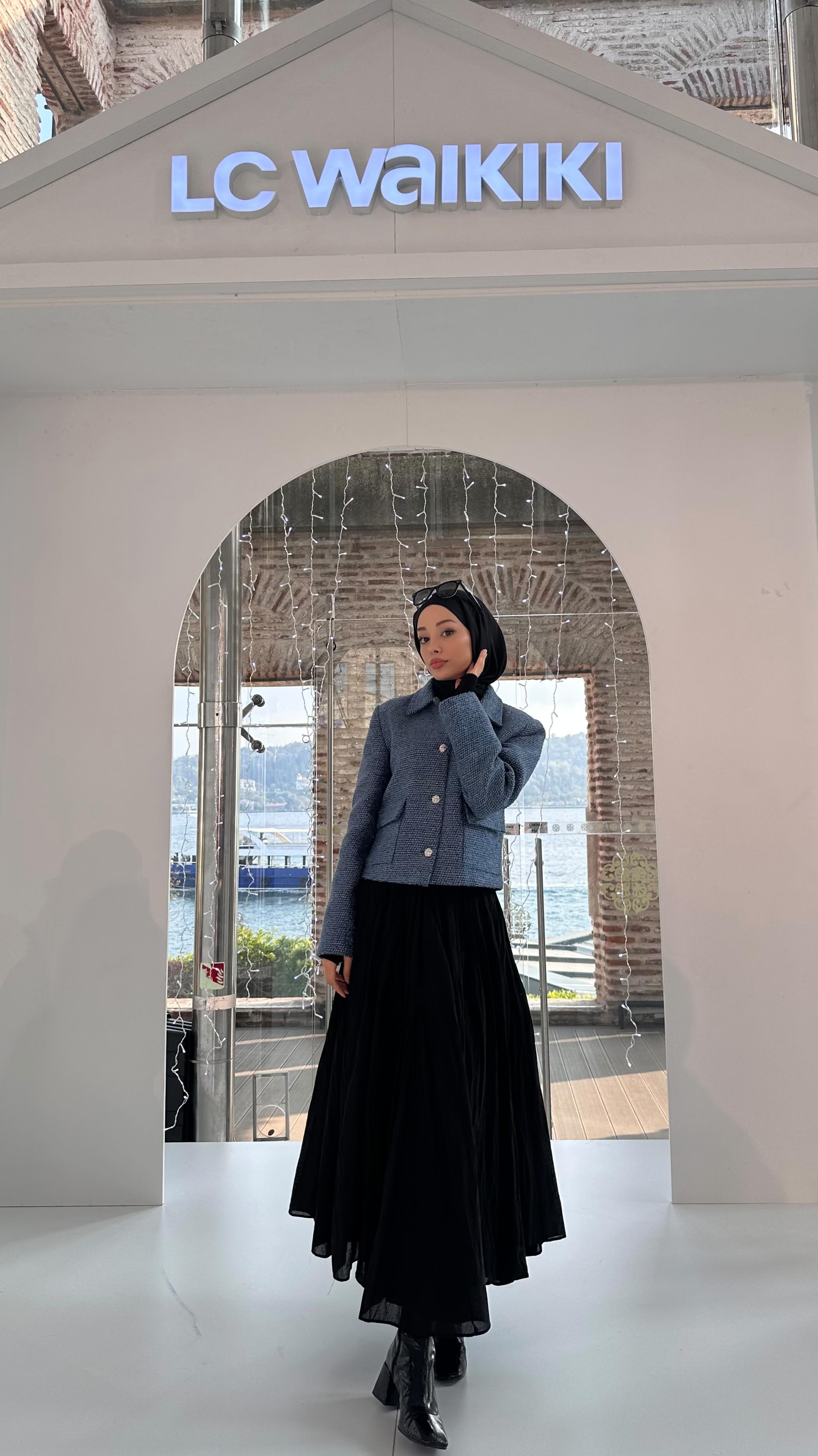 Instagram post by @suranurbilgin for LC Waikiki. Caption reads: LCW Winter Fest ❄️ #davet.