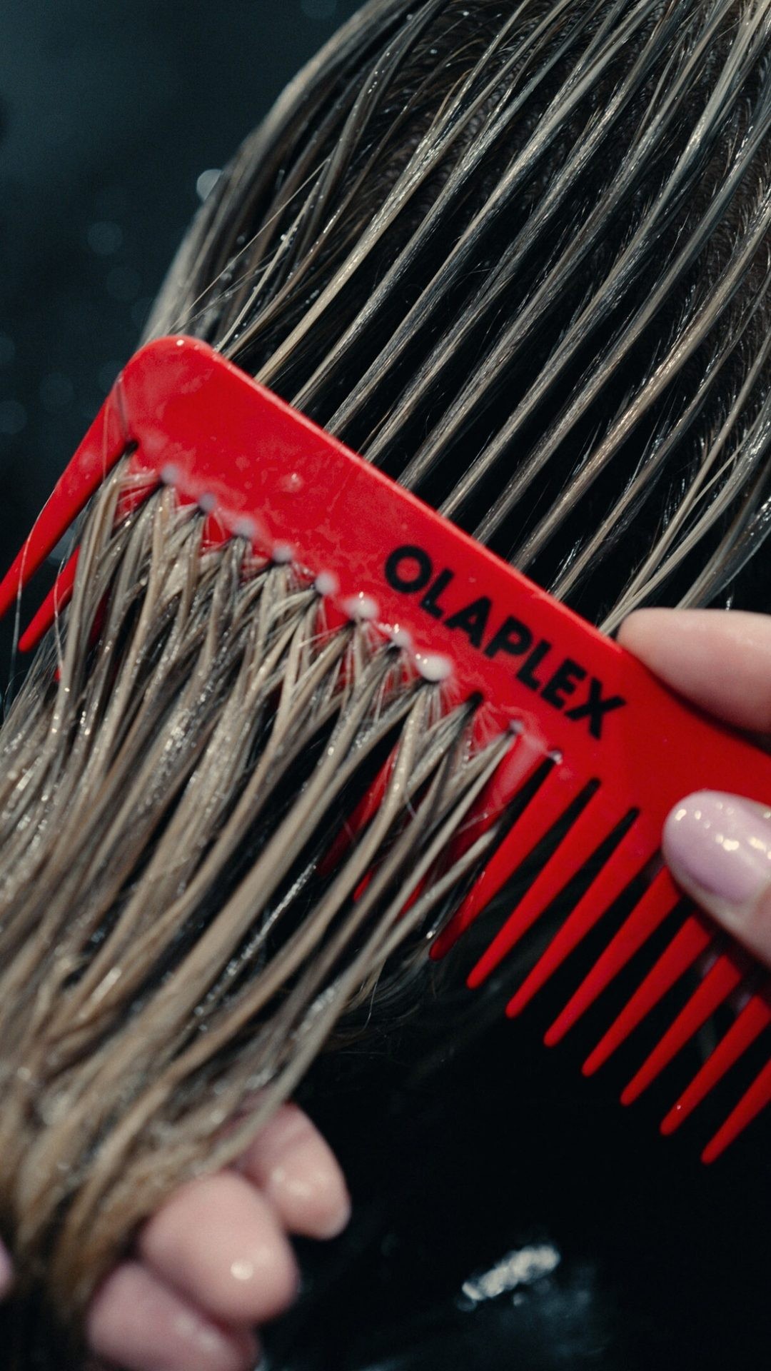 Instagram post by @lyndadidit for OLAPLEX. Caption reads: In the chair with @lyndadidit

Do your ends stick....